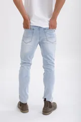 Pantalón de jean celeste de corte skinny.