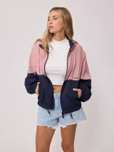 Campera negra tipo rompevientos de nylon con cierre frontal y bolsillos laterales.