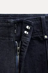 Pantalón de jean azul oscuro, de tiro alto y corte wide leg.