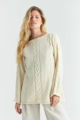 Sweater marrón de lana con cuello redondo y diseño de trenzas en el frente y las mangas.