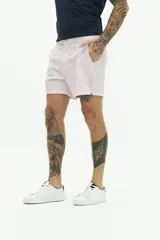 Short de baño estampado con efecto lavado, cintura fija con botón, dos bolsillos laterales y uno trasero. Tela ligera de rápido secado con logo bordado.