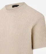 Remera de hombre color beige, corte slim fit, cuello redondo y manga corta. Tejido de punto acanalado texturizado.