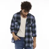 Camisa de franela Wrangler para hombre, a cuadros en tonos azul y negro, con dos bolsillos frontales con solapa abotonada y cierre con botones.