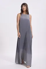 Vestido largo gris con efecto degradado en el ruedo, corte holgado y cuello redondo.