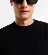 Remera de manga corta color marrón, con cuello redondo y textura acanalada vertical. Confeccionada en viscosa y poliamida.