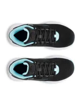 Zapatillas deportivas de caña baja color negro con detalles en celeste y blanco. Presentan parches decorativos con motivos de baloncesto.