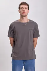 Remera gris oscuro de manga corta con cuello redondo y estampado pequeño en el pecho con la frase 'Stronger Together'.