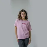 Remera gris con efecto acid wash y estampa en la espalda con la frase 'Nothing to sorry about' en color fucsia.