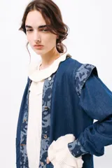 Campera de jean azul con detalles de jean camuflado en cuello, solapas, bolsillos y puños.
