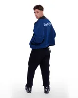 Pantalón negro de jean, 100% algodón, con herrajes laterales y corte ajustado.