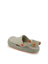 Zuecos Ecoalf Java color verde militar con suela naranja. Fabricados con EVA y algas recolectadas para limpiar los cauces del agua.