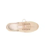 Zapatillas deportivas de punto color beige, con cordones y suela blanca.