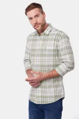 Camisa de manga larga con estampado a cuadros en tonos verde y blanco.