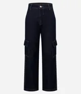 Pantalón de jean azul oscuro, corte recto y tiro alto, con bolsillos cargo laterales y cierre frontal con botón y cremallera.