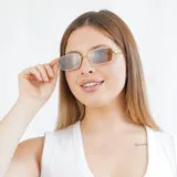 Lentes de sol con marco metálico dorado y lentes rectangulares color marrón.