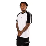 Remera blanca con mangas raglán cortas negras y logo bordado en el pecho.