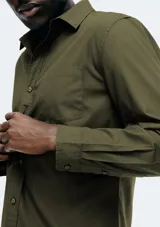 Camisa de vestir azul marino, de corte clásico, con cuello abotonado, manga larga y bolsillo en el pecho.