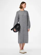 Vestido midi gris de punto con cuello redondo, mangas largas raglán y puños acanalados.