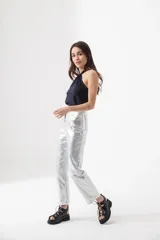 Pantalón de tiro alto en color azul metálico, con corte recto y tela brillante.
