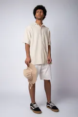 Bermuda color crudo de lino, con bolsillos laterales y traseros.