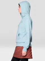 Buzo con capucha y bolsillo canguro, color azul celeste claro, con el logo de Mountain Hardwear estampado en el pecho en tono azul verdoso.