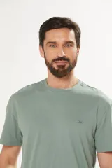 Remera color beige de manga corta con cuello redondo y logo bordado en el pecho.