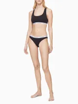 Conjunto de ropa interior Calvin Klein, compuesto por un corpiño deportivo negro con elástico con logo y una bombacha clásica negra con elástico con logo.