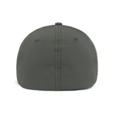 Gorro negro con logo CAT bordado en el frente, visera curva y banda elástica de ajuste.