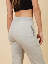 Pantalón deportivo recto color azul marino, con cintura ajustable con cordón.