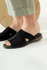 Sandalias marrones de cuero con diseño minimalista.