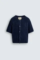 Cárdigan azul marino de manga corta tejido en hilatura con lana y alpaca, de textura suave. Tiene cuello redondo, rib en los bordes y cierre frontal con botones. Edición especial Harry Lambert for Zara x Disney.