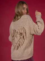 Sweater de lana color camel con diseño de corazón hecho con flecos en la parte posterior, de manga larga.