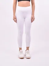 Calza deportiva larga color blanco, de tiro alto y corte ajustado.