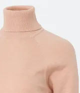 Blusa de punto color blanco, con cuello alto, manga larga y diseño liso.