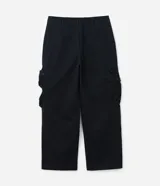Pantalón cargo super baggy negro de sarga de algodón sostenible, con cintura con trabillas, cierre tradicional y bolsillos cargo con cierre de cremallera.