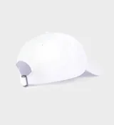 Gorro blanco de algodón con visera, con bordado frontal de la frase "Health is Wealth" en azul y rojo.