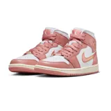 Zapatillas de media caña Air Jordan 1 Mid SE, color blanco y rosa con detalles en color crema en la suela.