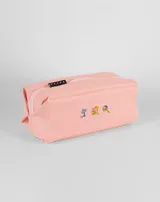 Neceser rectangular de tela color rosa pálido con cierre superior y logo de la marca en la esquina superior izquierda. Presenta bordados de emojis en el frente: un hada, un ramo de flores y una paleta.