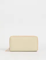 Billetera de tela deportiva color beige con estampado de logos en el borde superior y cierre de cremallera doble.
