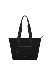 Cartera tipo tote bag color negro, con asas de hombro, bolsillo frontal con cierre y un charm colgante. Presenta el logo de la marca en la parte superior y un detalle de labios en la parte inferior.