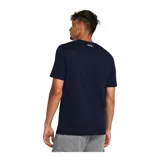 Remera blanca de hombre, marca Under Armour, modelo Sportstyle Logo. Tiene mangas cortas y cuello redondo. El logo de la marca está estampado en el pecho en color negro.