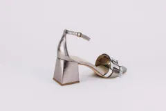 Sandalias plateadas de cuero con tiras entretejidas en el empeine, pulsera al tobillo con hebilla y tacón cuadrado. Marca Fiore.