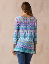 Blusa estampada de seda fría marca Ruby Rd, con cuello redondo y escote en V, y mangas tres cuartos.