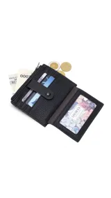 Tarjetero negro de símil cuero con presilla frontal y capacidad para 11 tarjetas. Incluye un visor transparente y un bolsillo con cierre para monedas o billetes.