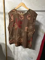 Musculosa marrón con estampado floral, confeccionada en lino italiano, de corte recto y sin mangas.