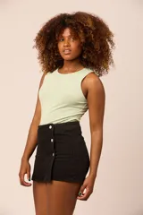 Short pollera de jean negro con lycra y cierre frontal con botones metálicos.