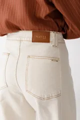 Pantalón jean color borgoña, de corte wide leg y tiro alto.