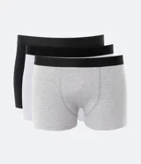 Pack de tres calzoncillos bóxer de algodón en gris, blanco y negro, con cintura elástica.
