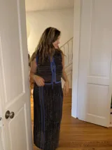 Falda larga tejida calada color camel con lurex en rayas azules y tajos laterales.