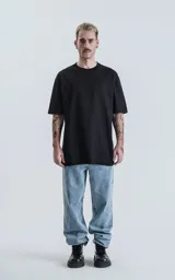 Remerón negro de corte extra oversize con hombros caídos, cuello redondo rib al tono y doble costura. Confeccionado en algodón premium americano suave.